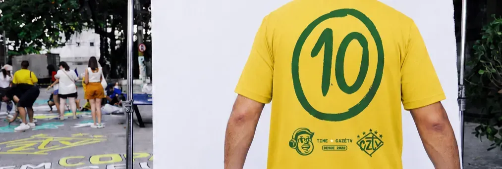 Costas da camisa 10 amarela CazéTV com o número 10 em verde, usada na rua
