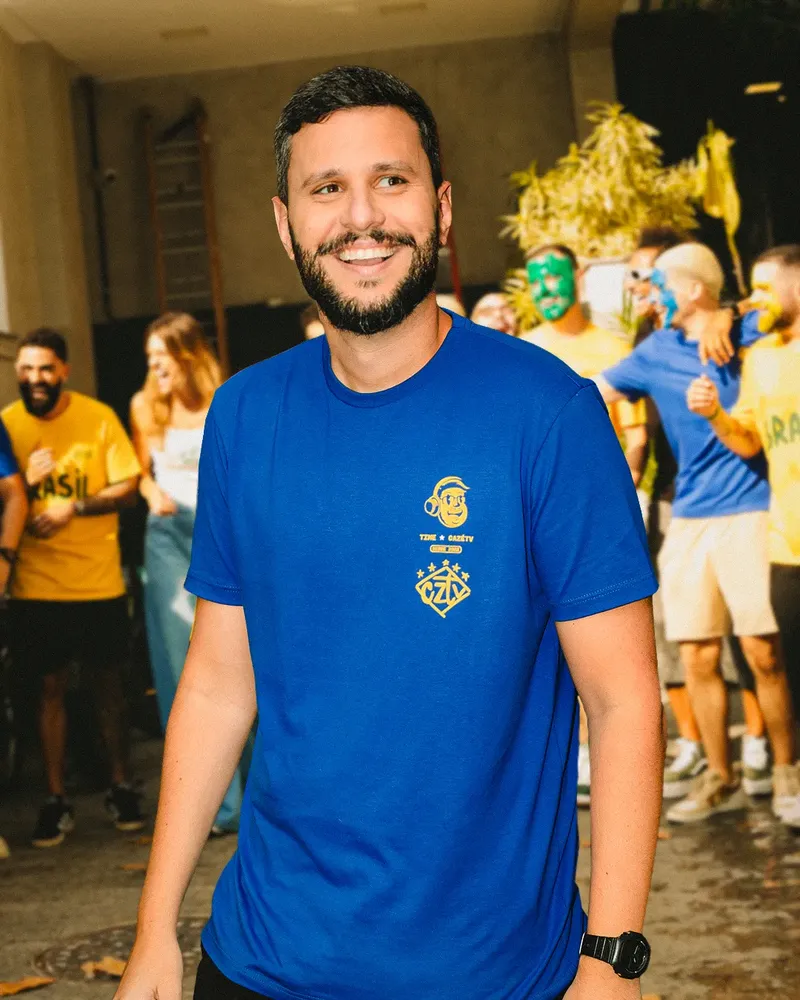 Camisa CazéTV azul royal do Traje Oficial Copa 2026 vestida por torcedor